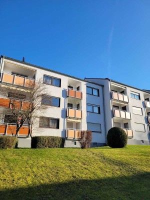 Freundliche und gepflegte 2-Raum-EG-Wohnung mit sonnigem Balkon + Einbauküche in LB-Neckarweihingen