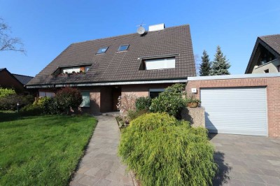 + Vorst + Mehrfamilienhaus + ca. 917 m² Grundstück + ca. 336 m² Wohnfläche + teilweise vermietet +