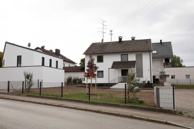 Großzügige, schöne 2,5 Zi. Wohnung, 78 qm mit großem Wohn-, Essbereich incl. Einbauküche und Balkon.
