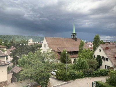 Stilvolle, sanierte 2 -Zimmer-DG-Wohnung mit Balkon und Einbauküche in Stuttgart