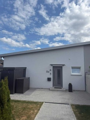 Schöne Doppelhaushälfte (auch als Praxis nutzbar) mit 4,5 Zimmern und Einbauküche in Burkardroth