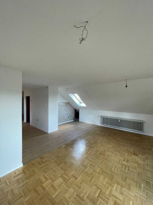 Die Wohnung befindet sich im Dachgeschoss eines gepflegten Mehrfamilienhauses
