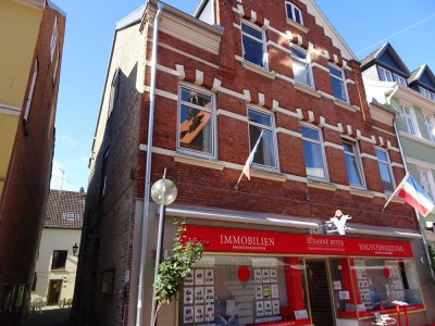 Eckernförde-Innenstadt: Etwas andere 5 Zimmer Mietwohnung im 2.0G/DG.