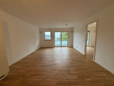 Schöne helle 4-Zimmer-Wohnung  mit Balkon und Einbauküche - zentral gelegen