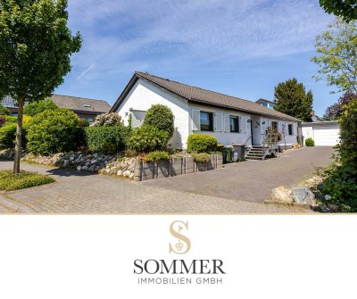 Lichtdurchfluteter Bungalow mit viel Platz, großem Garten und Privatsphäre.