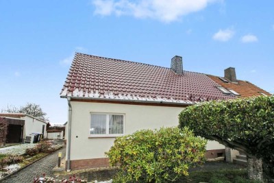 Bezugsfreie Doppelhaushälfte mit Einliegerwohnung in ruhiger Feldrandlage