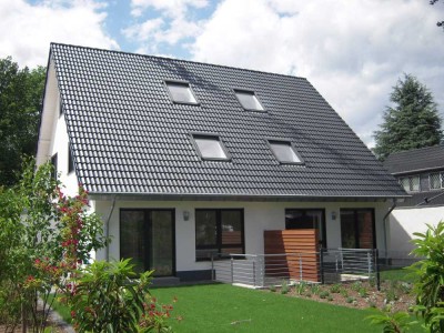 Moderne Doppelhaushälfte mit Garten und Stellplatz