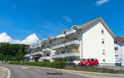 Freistehendes Dreifamilienhaus, Garagen, Carport und Garten