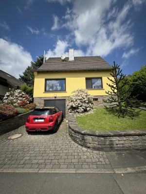 Freistehendes Einfamilienhaus mit Hausgarage und gepflegtem Garten