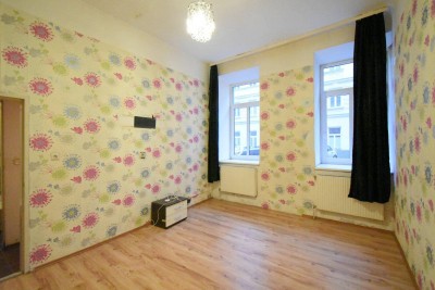 ++NEU++ Renovierungsbedürftige 4-Zimmer Altbauwohnung im Erdgeschoss!