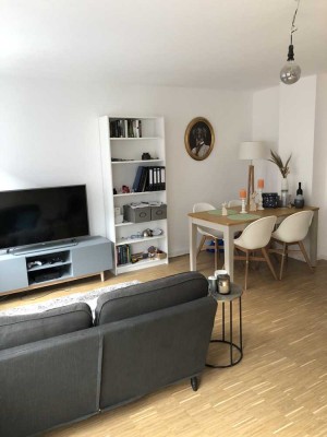 Stylische Studiowohnung mit großem Wohn-Kochbereich in renoviertem Altbau!