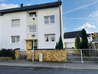 Geräumiges Mehrfamilienhaus mit großem Hofbereich und 4 Garagen