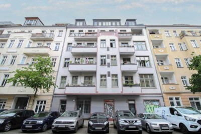 Altbaucharme in bester Lage: 3-Zimmer-vermietete Wohnung mit Südbalkon in Friedrichshain