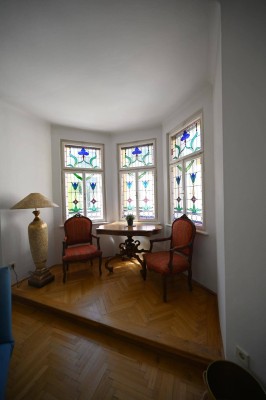 RIEDENBURG | Voll möblierte 3 Zimmerwohnung mit Balkon und Garage in wunderschönem Altbau