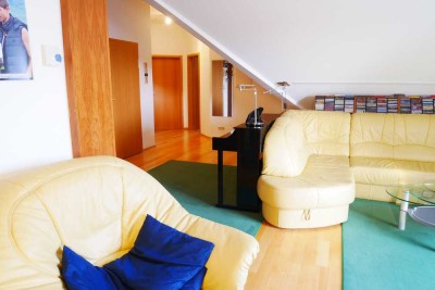 Über den Dächern von Pfuhl: 3 Zimmer Dachgeschoßwohnung mit Südbalkon in Neu-Ulm, Pfuhl