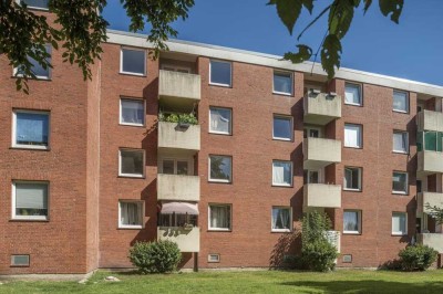 Zeitnah bezugsfrei! Vollständig renovierte 3 ZKB-Balkon-Wohnung in Leer-Leerort