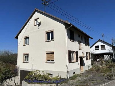 Großes Grundstück mit älterem Zweifamilienhaus in schöner Aussichtslage