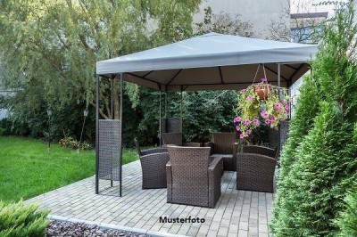 Modernes Einfamilienhaus mit Terrasse und Poolhaus