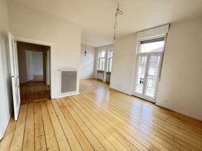 Erstbezug nach Sanierung: Altbau 3-Zimmer-Wohnung mit Balkon & EBK