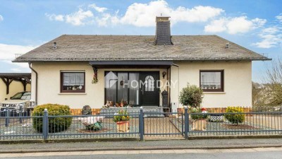 Geräumiges Einfamilienhaus mit großzügiger Wohnfläche, Garage, Carport und Garten in ruhiger Lage