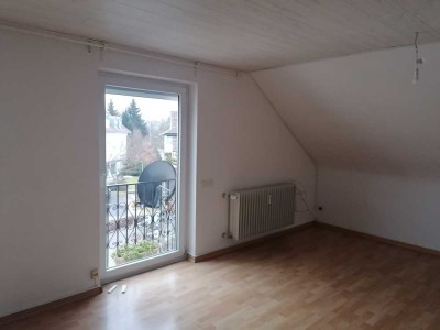 Sehr schöne helle Dachgeschosswohnung mit Einbauküche und Tageslichtbad