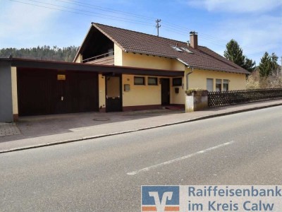 Hier wird sich Ihre Familie rundherum wohlfühlen. Geräumiges Haus mit viel Potenzial in Ebhausen.