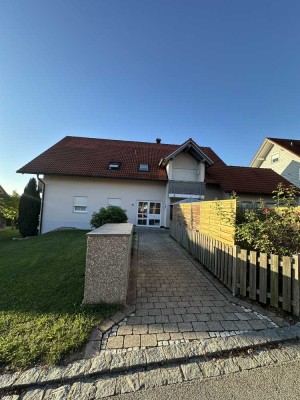 Teilmöblierte 2-Zimmer-Wohnung mit Balkon und Einbauküche. Erstbezug nach Renovierung