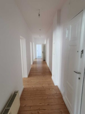 zentral gelegene, frisch renovierte & großzügig geschnittene 4-Raumwohnung in zentraler Altstadtlage