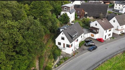 Modernisiertes Zweifamilienhaus mit Wiedblick und 3 Balkonen