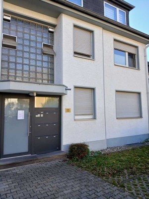 Schöne 2-Raum-EG-Wohnung mit Einbauküche, Balkon u. PKW-Stellplatz in Wesseling, ruhige Lage.