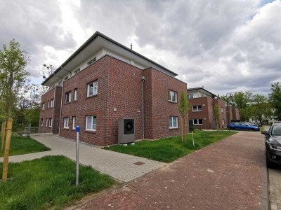 In attraktiver Neubau-Stadtvilla: 3 Zimmerwohnung mit Terrasse