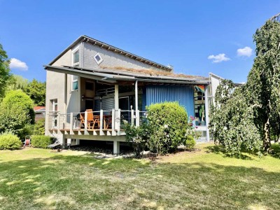 Einzigartiges Architektenhaus: Eleganz und Natur vereint mit schöner Burgsicht und exquisitem Des...