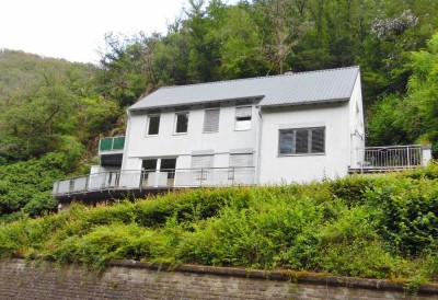 **Interessantes Einfamilienhaus mit großem Balkon/Terrasse und 2 Garagen**