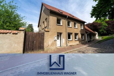 Renovierungsbedürftiges Einfamilienhaus mit tollem Grundstück an der Burg