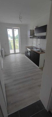 Günstige 2 Zi-Wohnung mit großem Balkon! Mit EBK! 2 Monate mietfrei! Erstbezug nach Sanierung!!!!