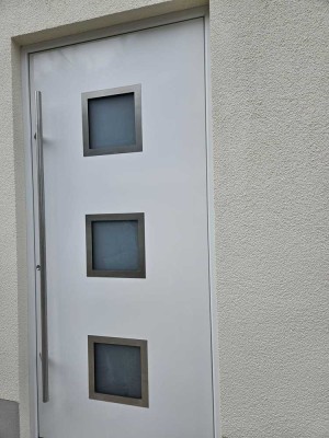Unterkellerter Reihenhaus-Neubau mit Wärmepumpe, Garten und Carport