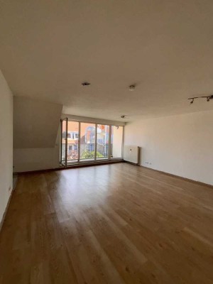 Singlewohnung im Dachgeschoss mit großem Balkon ! 1 NKM frei als Renovierungskostenzuschuss