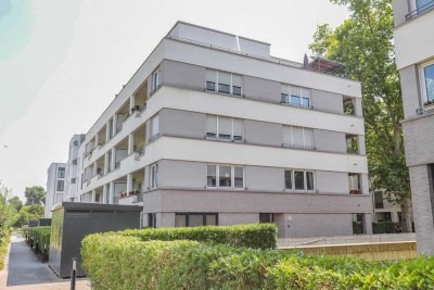 Attraktive Penthouse-Wohnung mit zwei großen Dach-Terrassen und zwei Bädern am Rheinufer Süd!