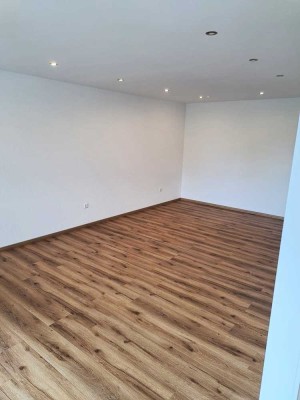 Erstbezug nach Komplett-Renovierung! Barrierefreie 3,5-Zimmer-EG-Wohnung, EBK, Garage, Balkon