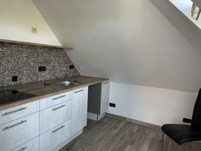 Helle Dachgeschosswohnung mit Einbauküche in zentraler Lage