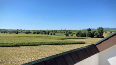 Helle Dachgeschosswohnung mit traumhaftem Weitblick in Ortsrandlage