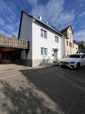 Kompakt. Stilvoll. Besonders – kernsaniertes Schmuckstück mit romantischen Garten