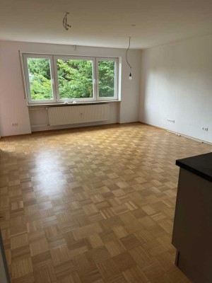 Stilvoll sanierte 2,5-Zimmer-Wohnung mit Balkon, Einbauküche in ruhiger Lage