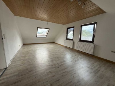 Helle 2-Zimmer Dachgeschosswohnung in ruhiger Lage