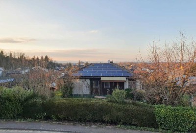 Wohnhaus mit Vogesenblick auf großem Grundstück.