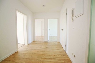 Renovierte 4Zi-Wohnung mit Tageslichtbad und großem Balkon. Premium-EBK optional