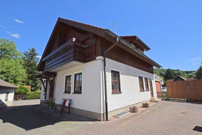 Charmantes Einfamilienhaus mit Kachelofen und Garage