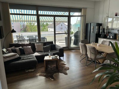 Exklusive 3,5-Raum-Penthouse-Wohnung mit lux. Innenausstattung mit Balkon und EBK