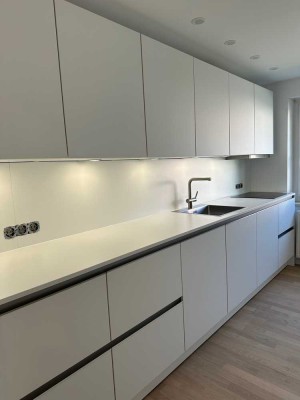Exklusive 3-Zimmer Wohnung mit neuem Bad,  Parkett und weiße Einbauküche