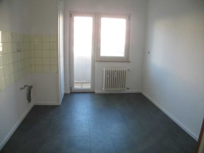 Frisch renovierte 2-Zimmerwohnung mit Tageslichtbad und kleinem Balkon Nähe Messplatz